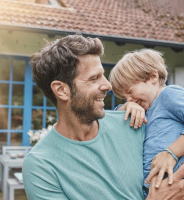 tatal isi tine fiul in brate