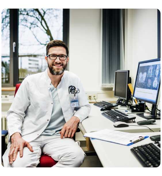 doctor in timpul unei consultatii