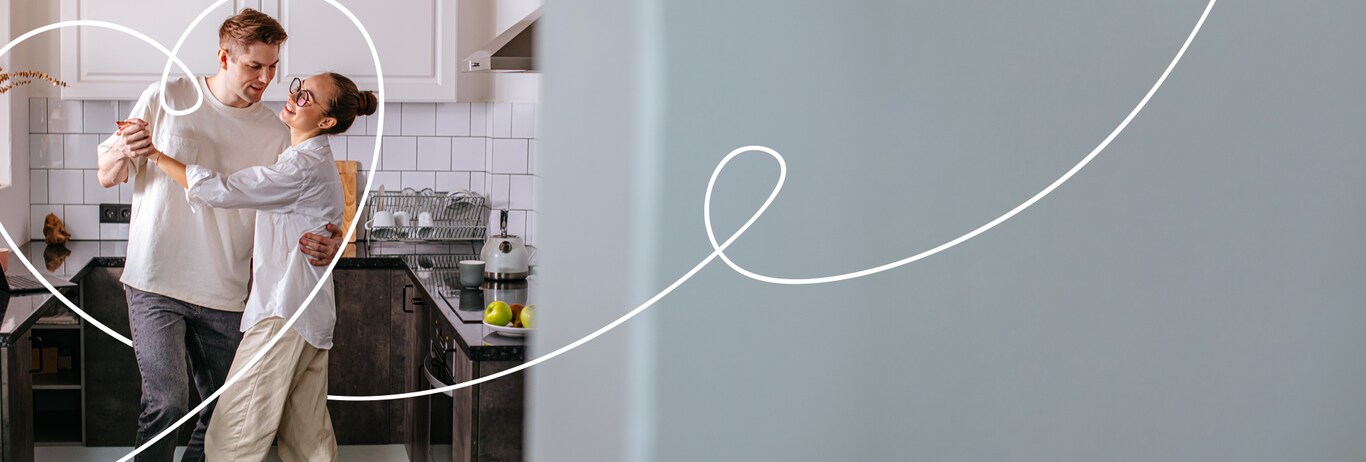 cuplu danseaza in bucatarie