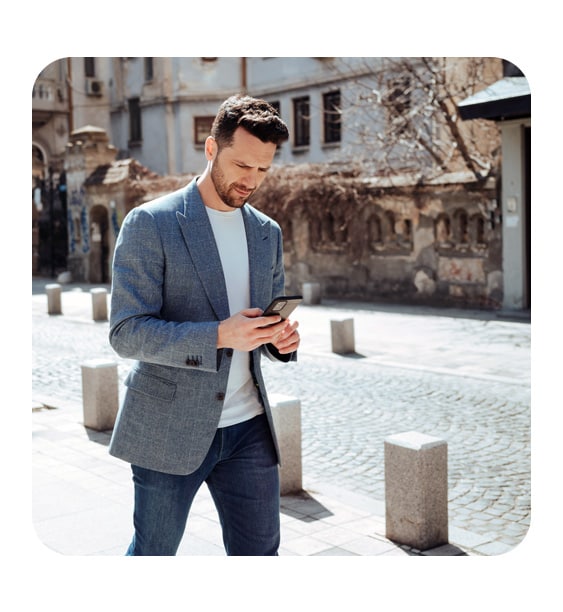 Adrian Nartea pe strada se uita pe telefon