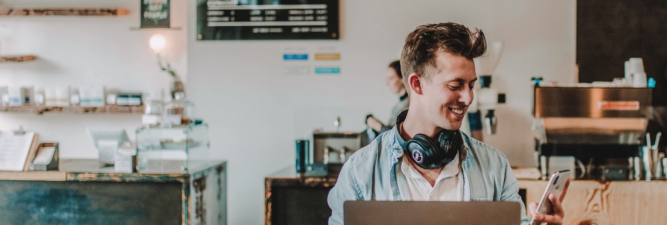 baiat tanar intr-o cafenea