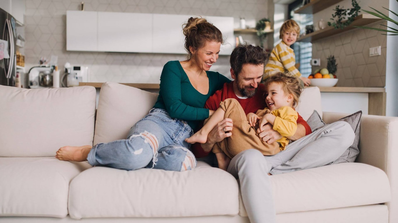 familia fericita pe canapea