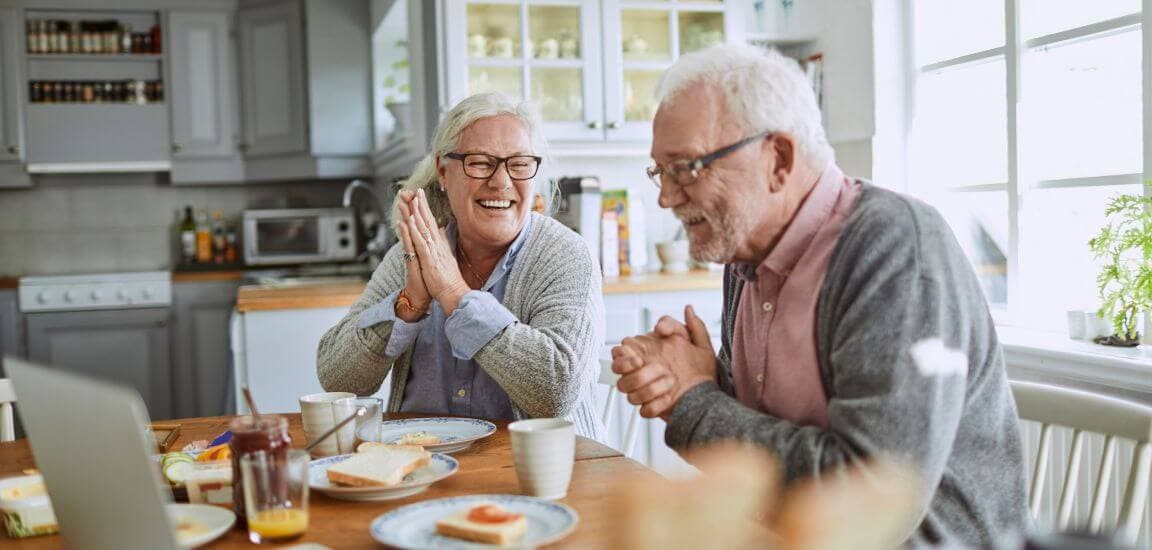 cuplu de pensionari veseli in bucatarie