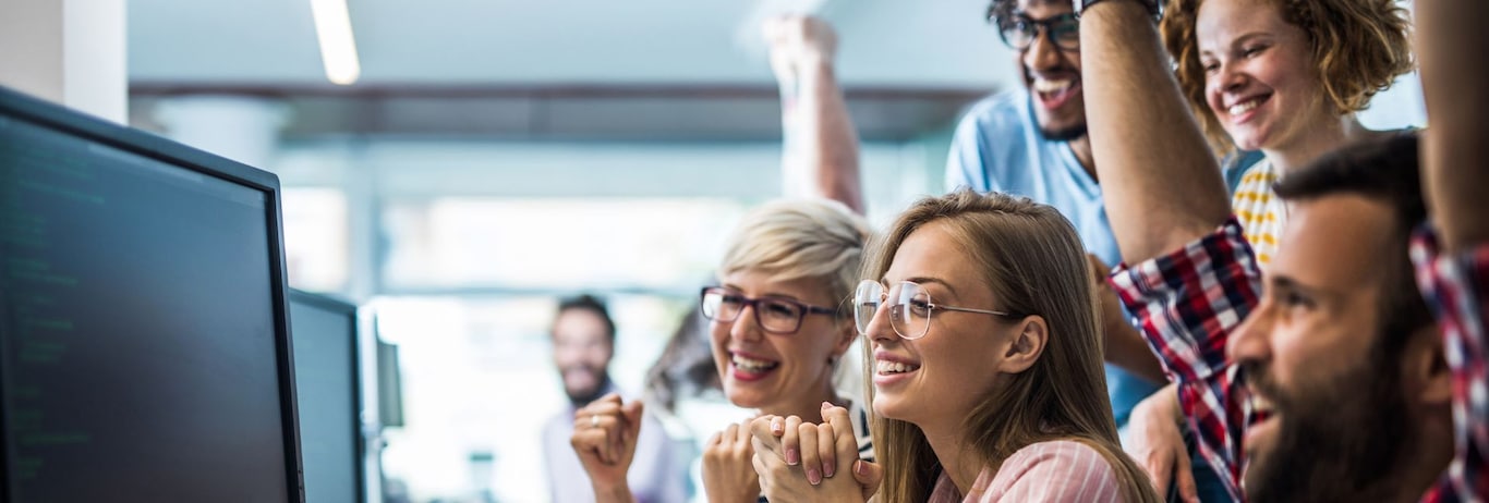 grup de corporatisti se bucura in fata unui calculator