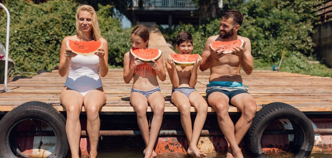 familie mananca pepene rosu