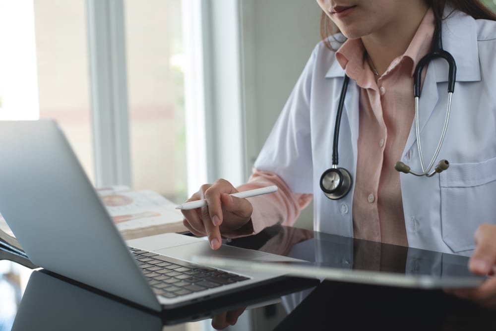 medic care tasteaza pe laptop
