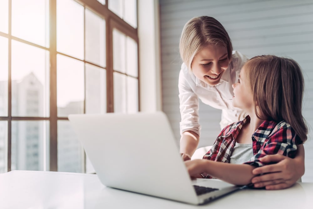 mama cu fiica la laptop