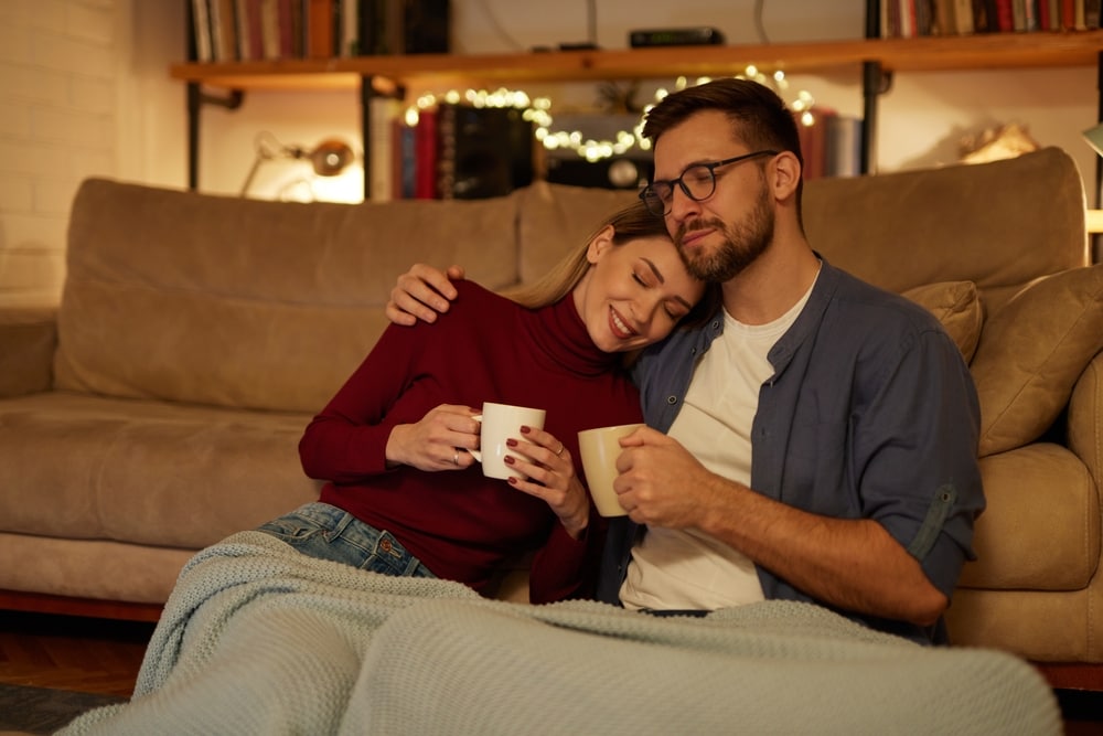 cuplu imbratisat care beau ceai impreuna