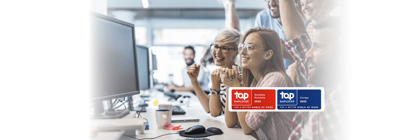 Un grup de colegi stau in birou in fata unui calculator si se bucura pentru reusitele lor