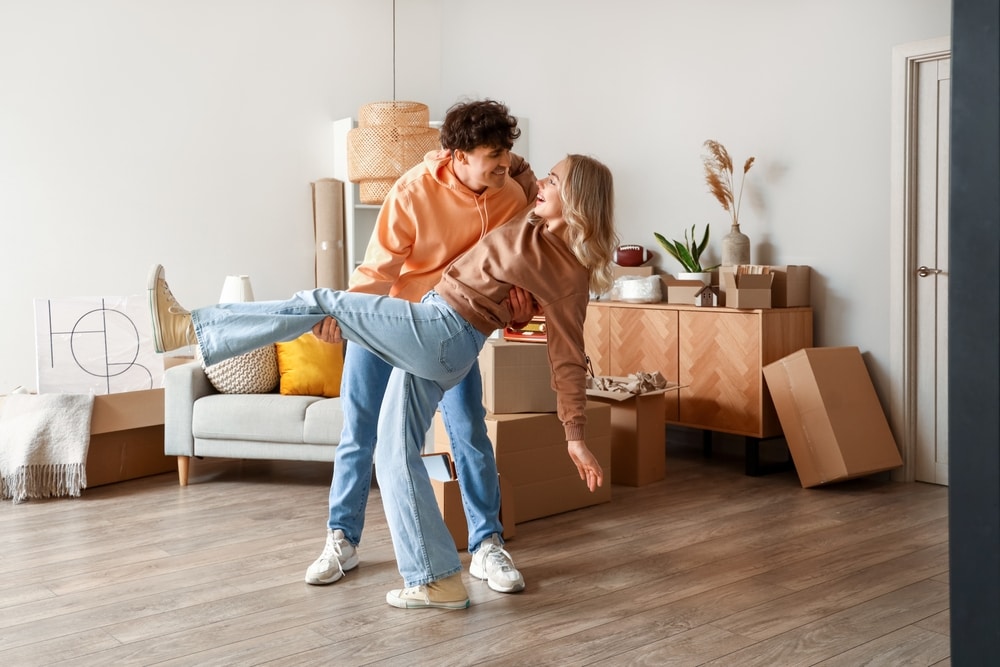 cuplu care danseaza in mijlocul camerei