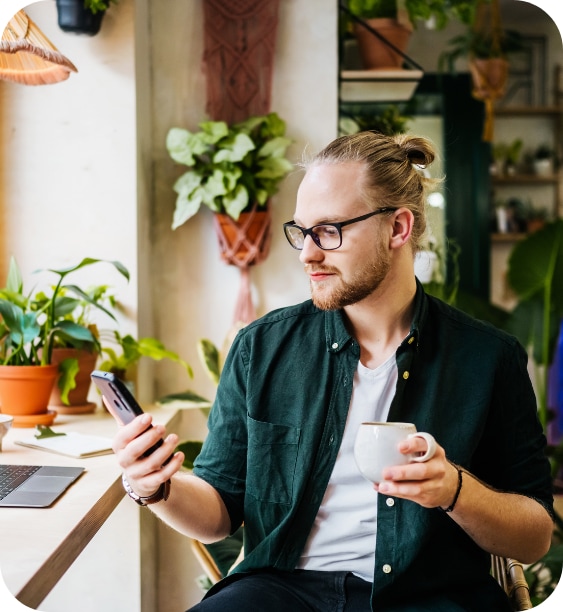 Tip care se uita pe telefon intr-o cafeanea NN