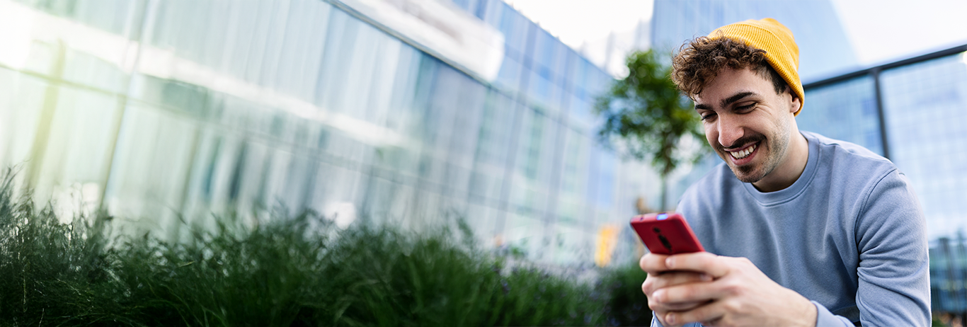 Barbat sta pe telefon pe banca NN