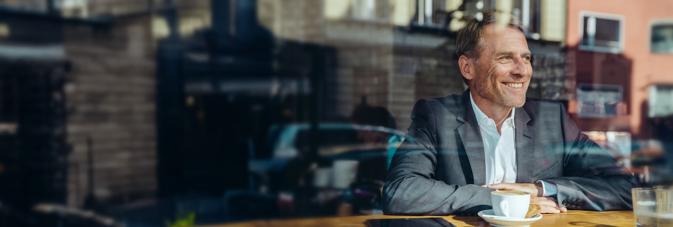 Barbat lucreaza la o cafenea NN