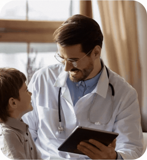 Doctorul consulta pacientul copil NN