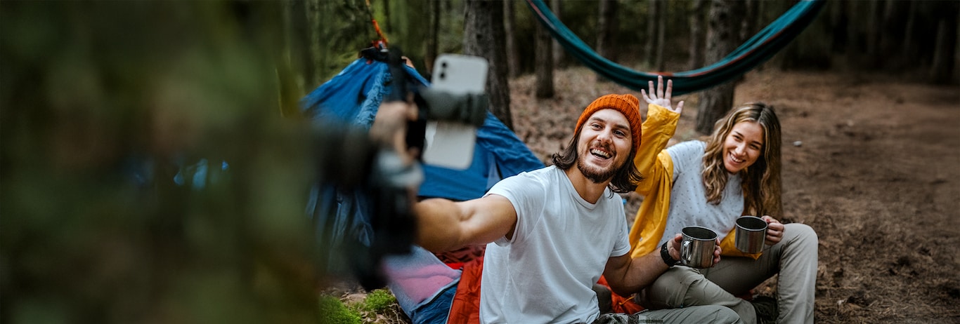 Cuplu face poze la un camping pe munte NN Go