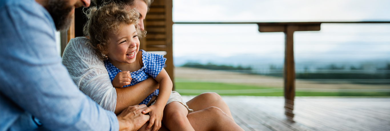 Copil imbratisat de parinti NN