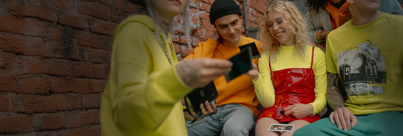 Grup de prieteni petrec timp impreuna NN Go