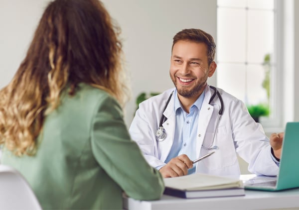 Persoana discuta cu medic despre alegerea spitalului pentru tratament, in contextul asigurarii NN.