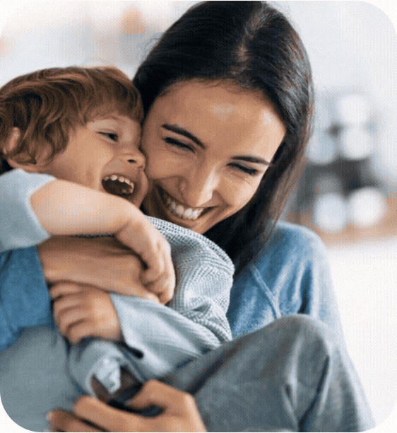 Copilul si mama se imbratiseaza