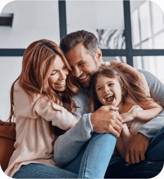 Se imbratiseaza fericiti o familie NN