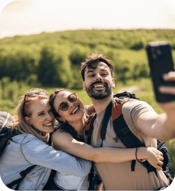 Fac selfie un grup de prieteni pe munte in excursie NN