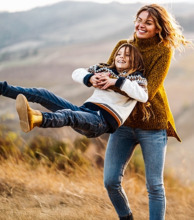 Mama si fiica se distreaza impreuna in natura NN
