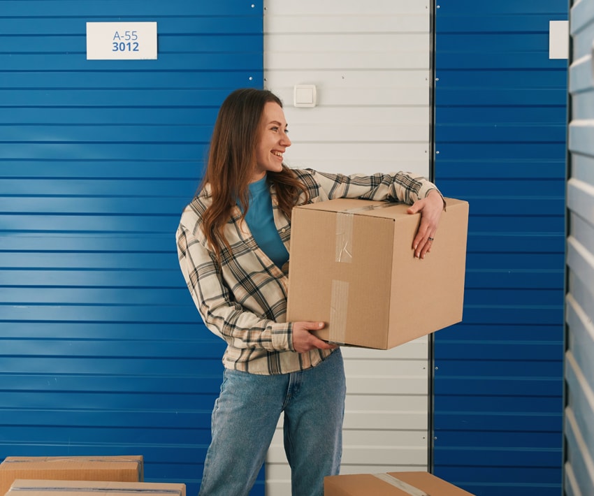 O fata tine in mana niste cutii NN