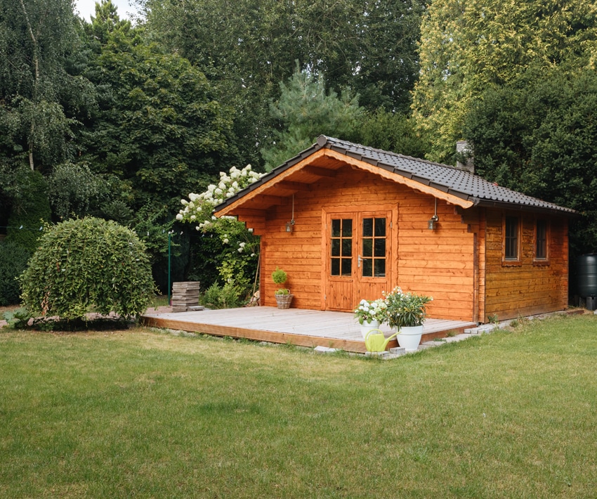 O magazie intr-o curte NN