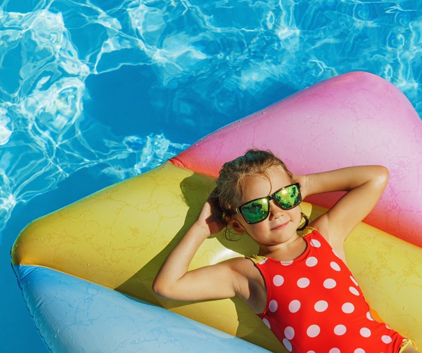 Fetita se relaxeaza in piscina NN