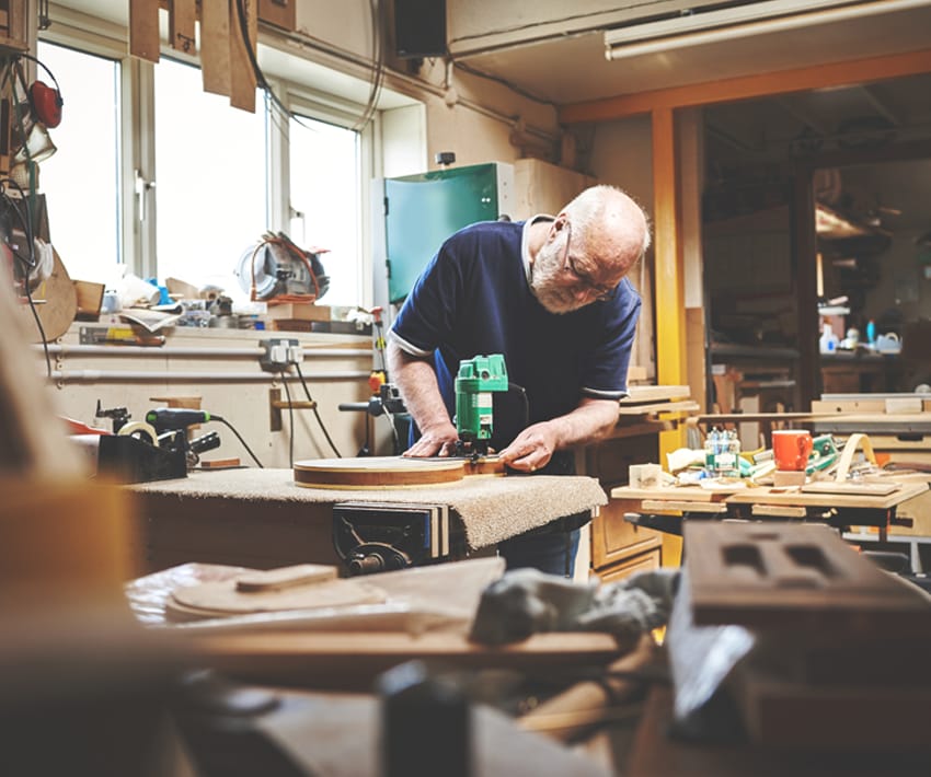 Batran care lucreaza intr-un garaj NN