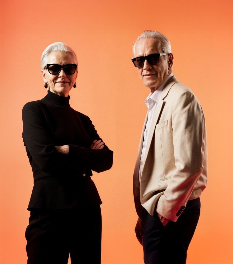 O femeie si un barbat invarsta NN cu ochelari