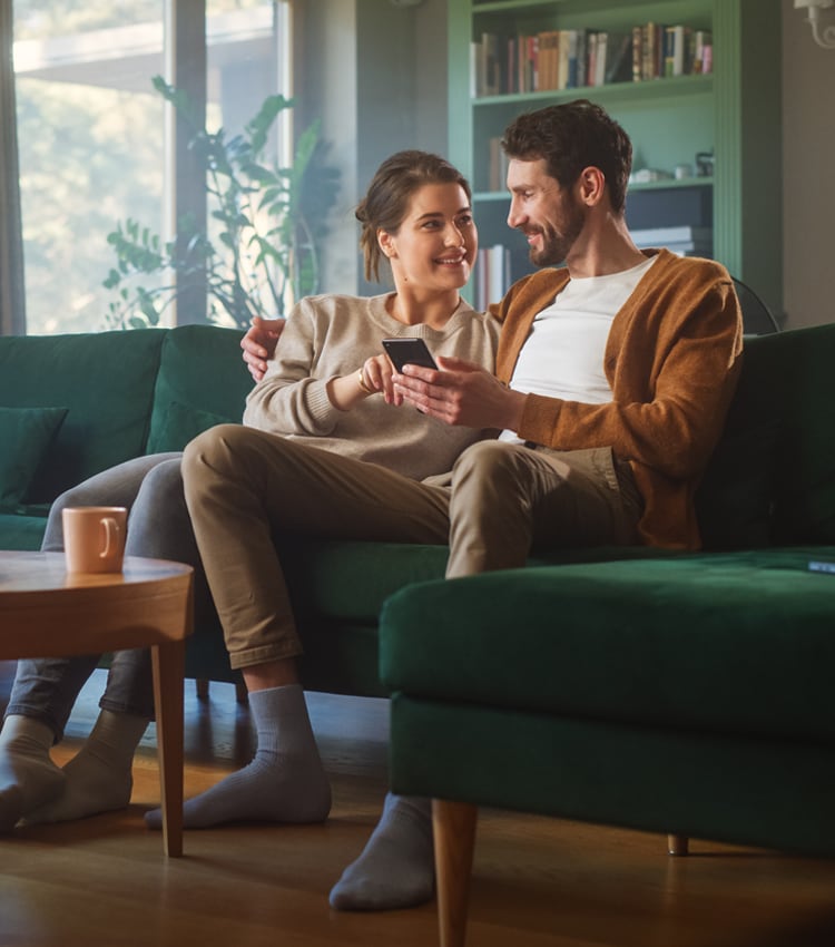 Cuplu sta pe o canapea verde NN