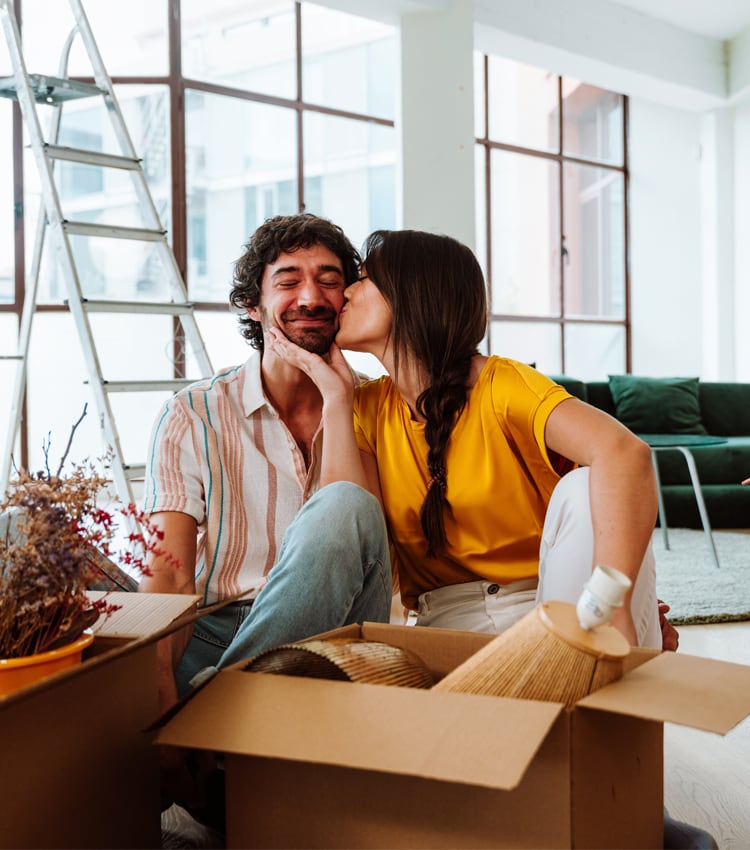 Cuplul fericit se bucura de noua mobila in casa NN