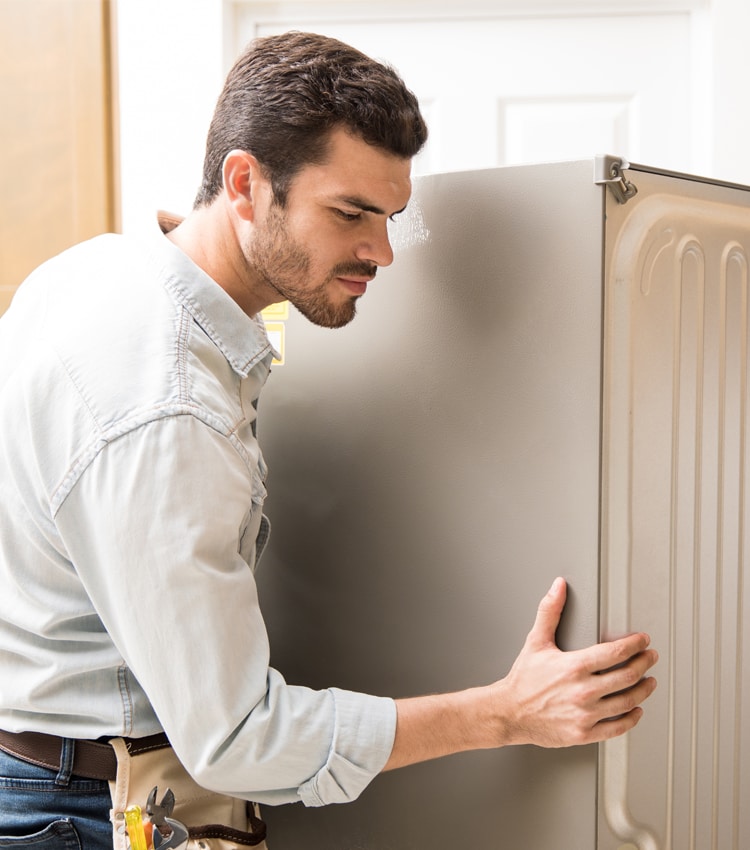 Barbat repara un frigider stricat NN