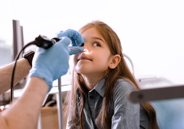 fetita care isi face o investigatie ORL prin asigurarea NN