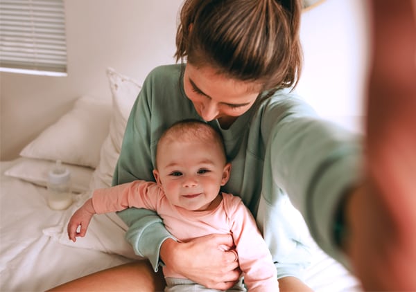 mama cu bebelus in brate care considera asigurarea de sanatate NN