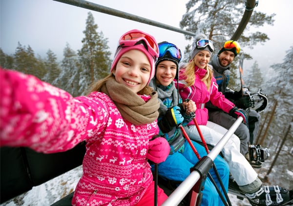 Copiii in vacanta la ski la munte NN