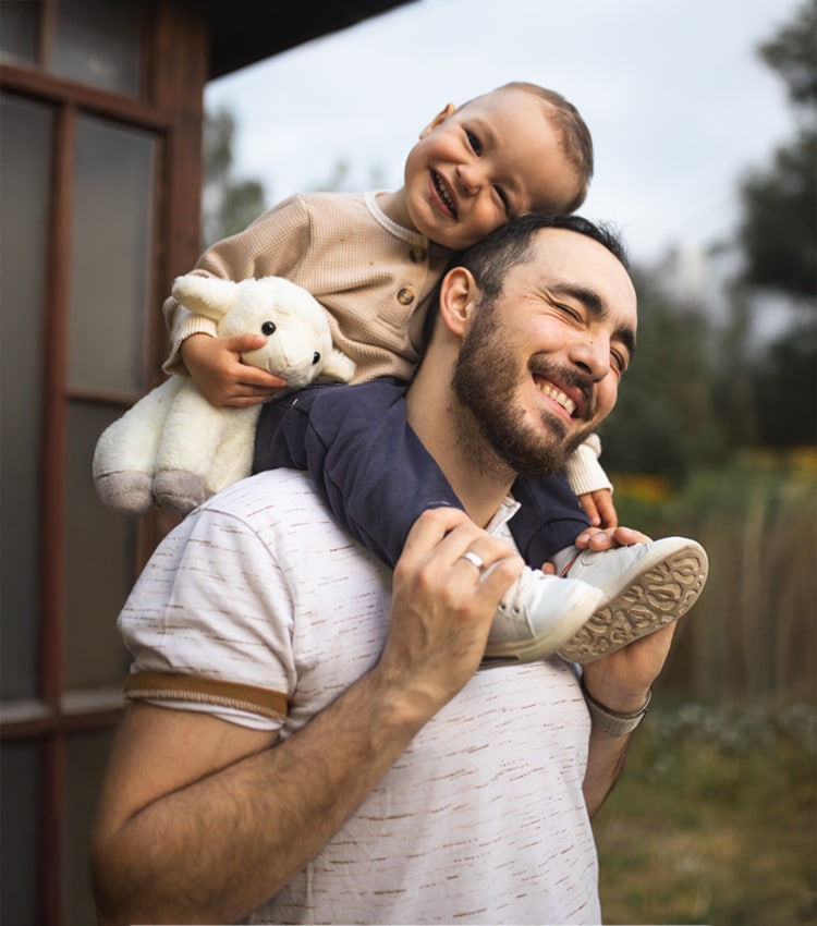 parinte impreuna cu un copil mic protejat de asigurarea de sanatate nn