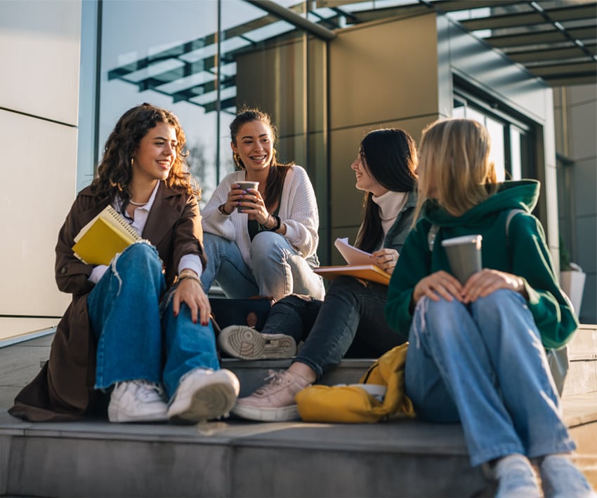 grup de prietene care discuta beneficiile asigurarii nn