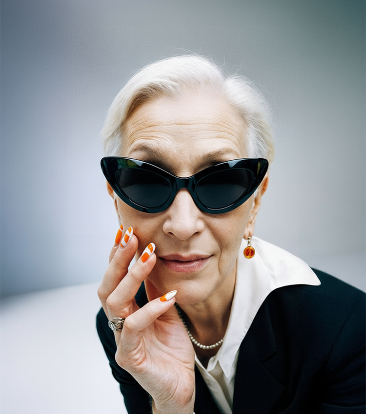 Doamna invarsta cu ochelari NN