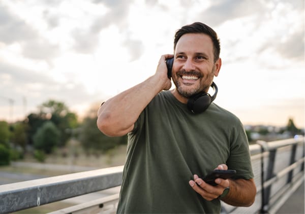 Barbat care asculta muzica la casti NN