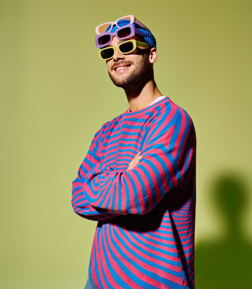 Baiat cu multi ochelari de soare NN