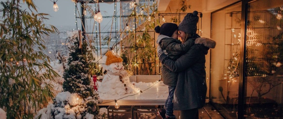 Bonus de Sărbători: Ghid complet pentru prima de Crăciun, cadouri angajați și prime neimpozabile 