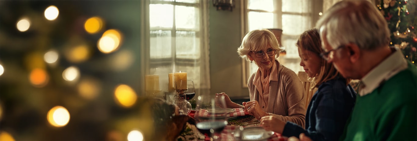 Bunicii cu nepoata se bucura de masa de sarbatori si au asigurarea de viata de la NN Silver Care