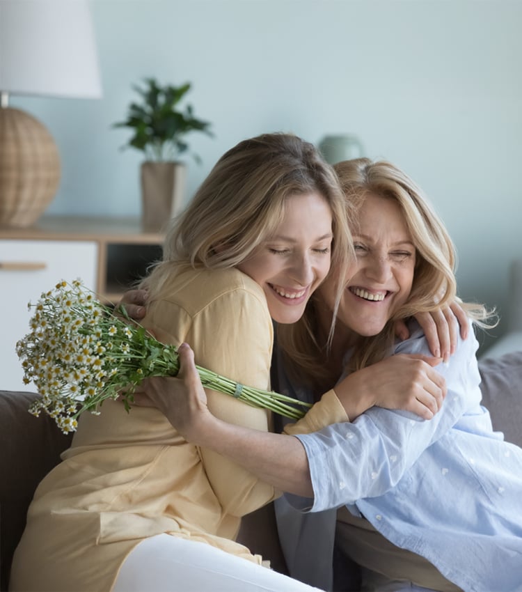 Bunica si nepoata se bucura de beneficiile asigurarii de viata NN Silver Care