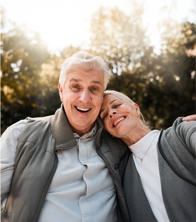 Cuplul zambeste la camera si se bucura de beneficiile asigurarii de viata NN Silver Care