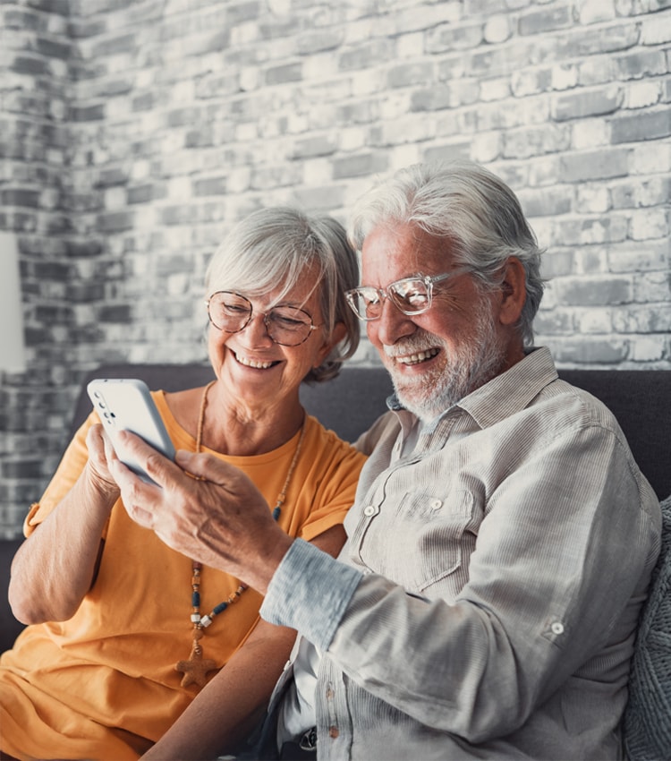 Cuplu matur se bucura de beneficiile asigurarii de viata NN Silver Care