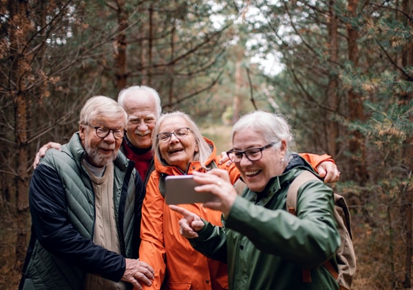 Grup de persoane cu varsta de 75 de ani care au asigurarea de viata de la NN Silver Care