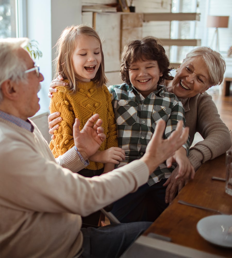 Bunicii se bucura alaturi de nepoti fiind protejati de asigurarea de viata Silver Care de la NN