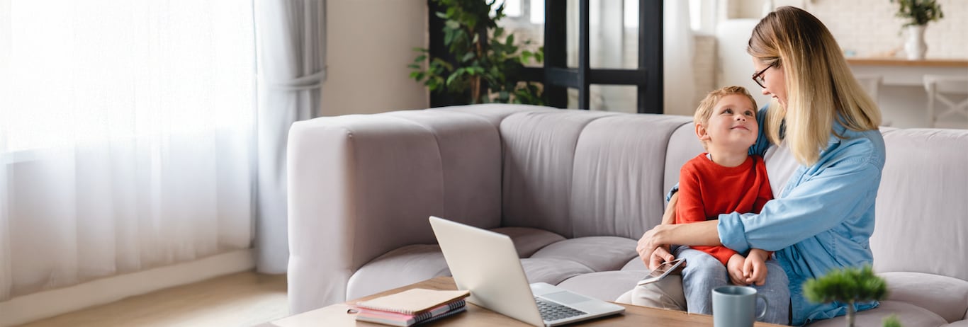 Mama si fiu se bucura ca beneficiaza de cadoul primit pentru Asigurarea de Sanatate NN